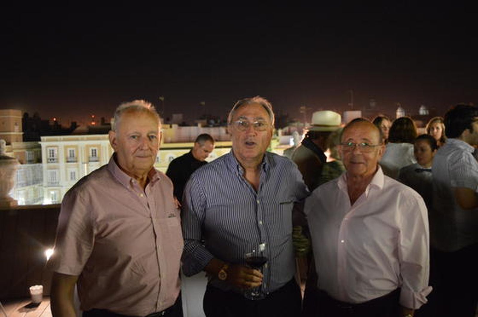 Julio Sañudo, Antonio Rosado y Guillermo Yáñez, durante el cóctel.

Foto: Ignacio Casas de Ciria