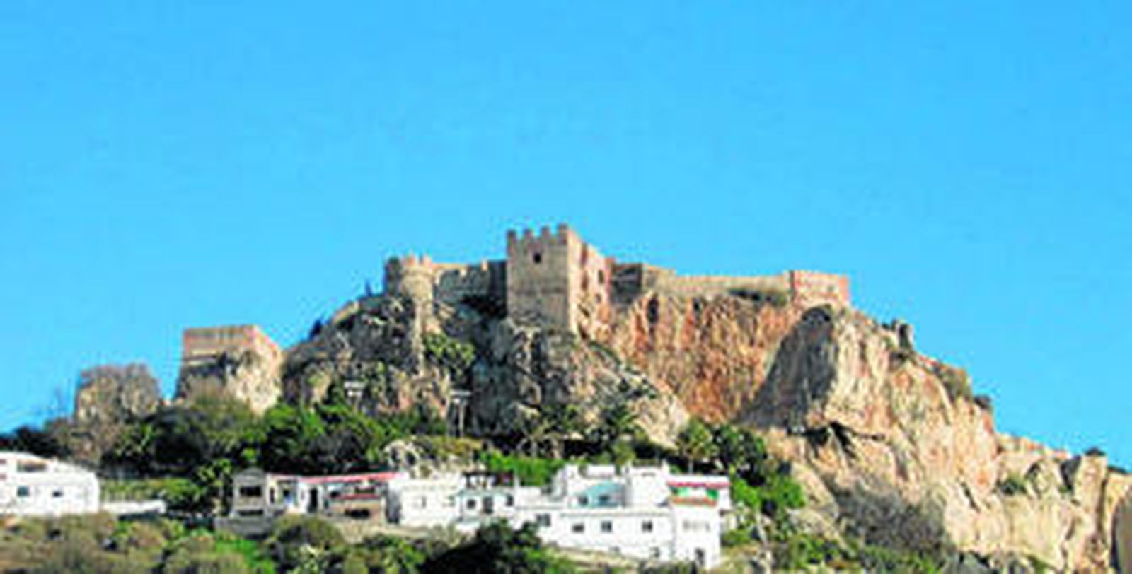 El castillo de Salobreña es noticia por partida doble.