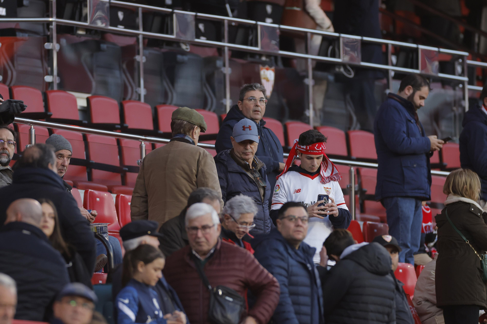 Búscate en las fotos del Sevilla-Elche