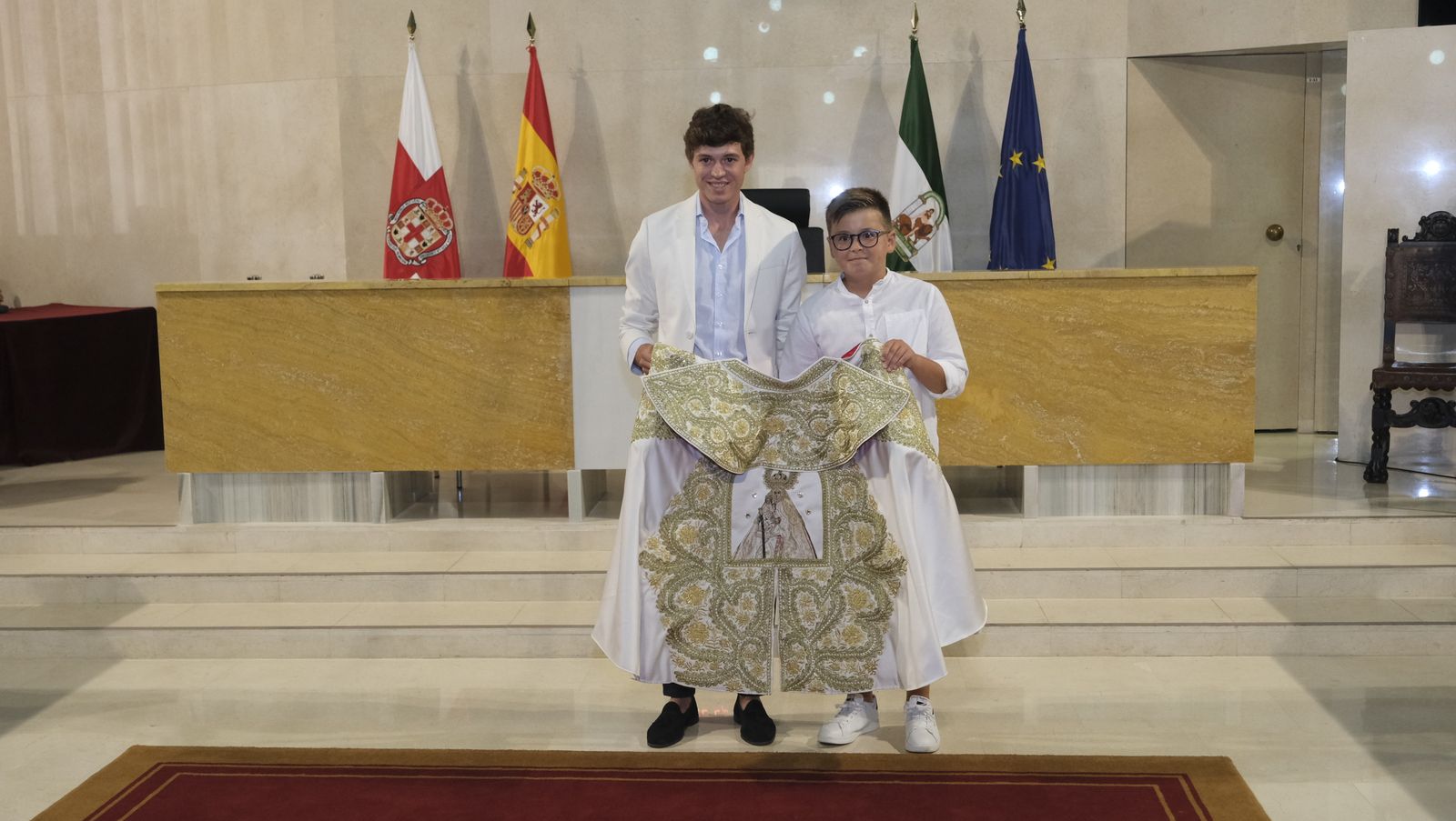 Imágenes de la entrega del Capote de Paseo a Jorge Martínez