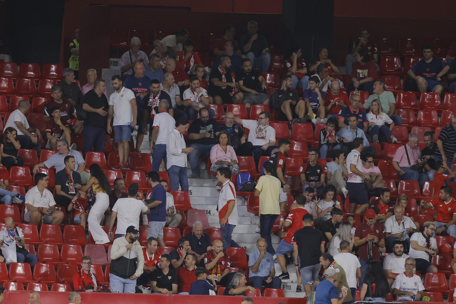 Búscate en las fotos del Sevilla-Lens