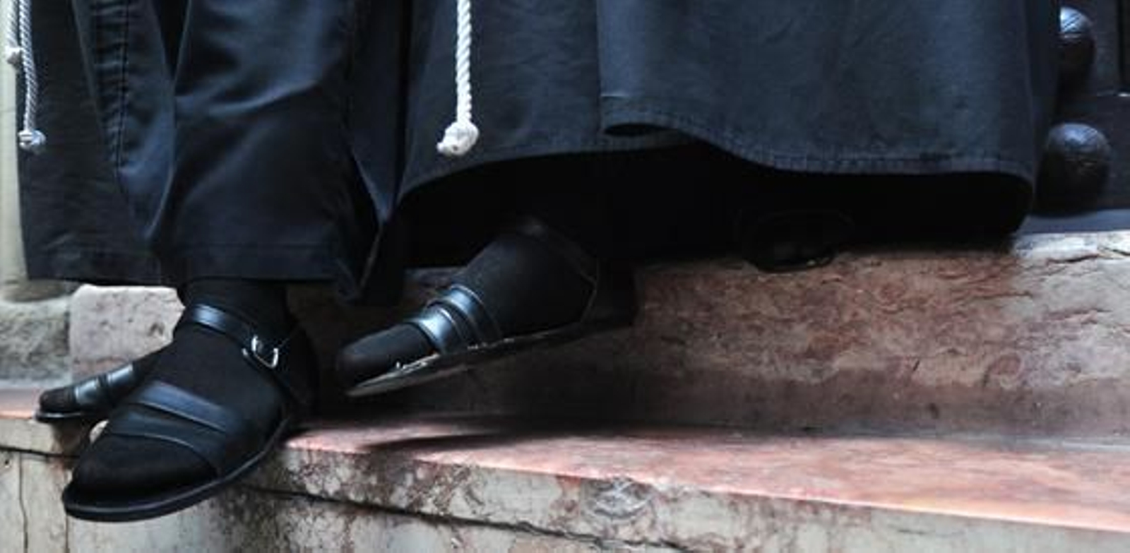 Detalle de los pies de unos nazarenos de Santa Marta.

Foto: Manuel Gómez