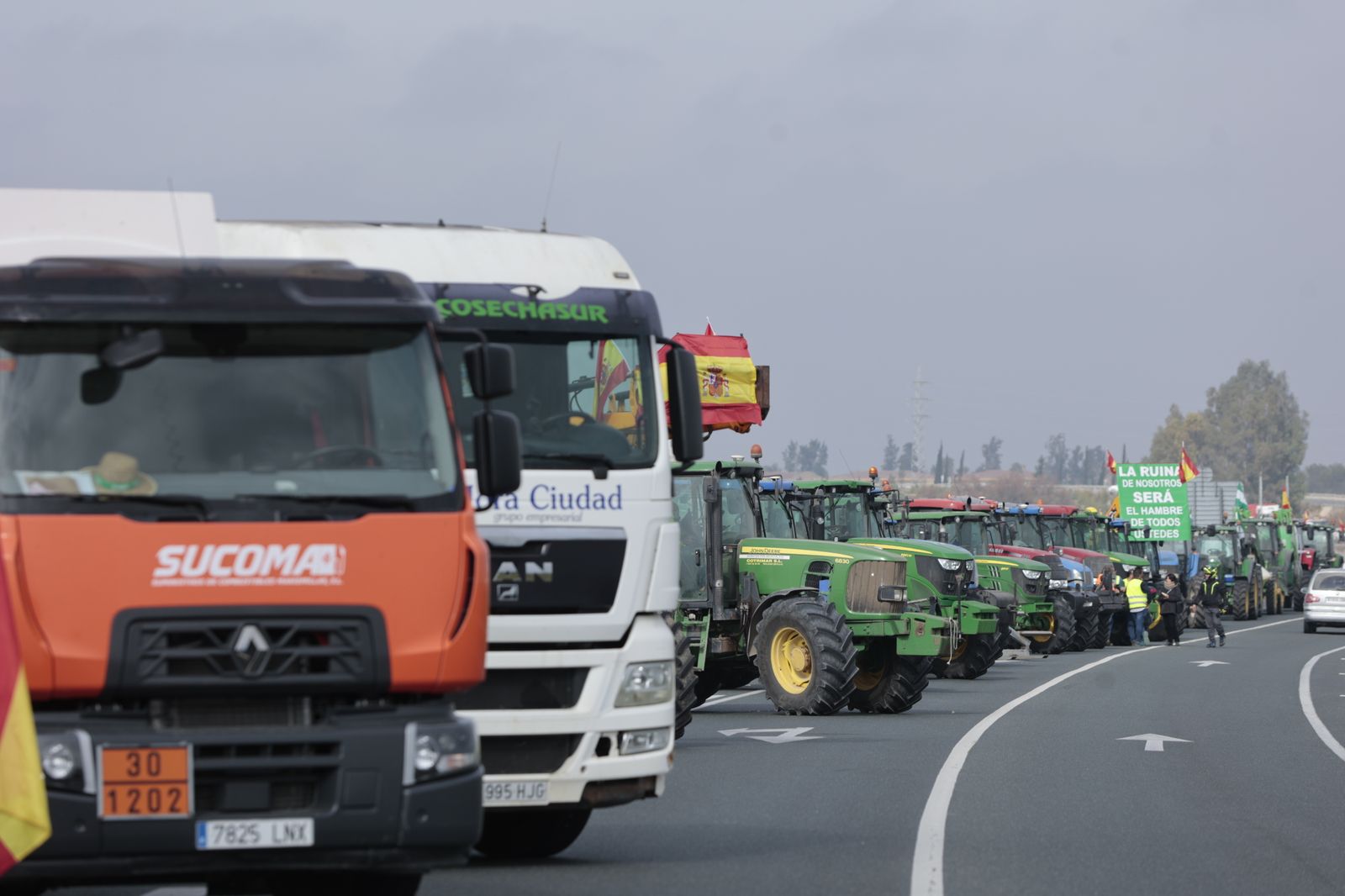 Segunda jornada de protesta de los agricultores en la AP-4 y la N-IV