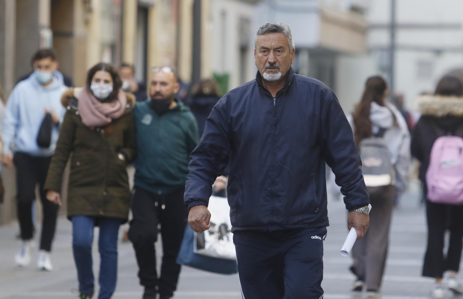 Varias personas caminan por Córdoba.