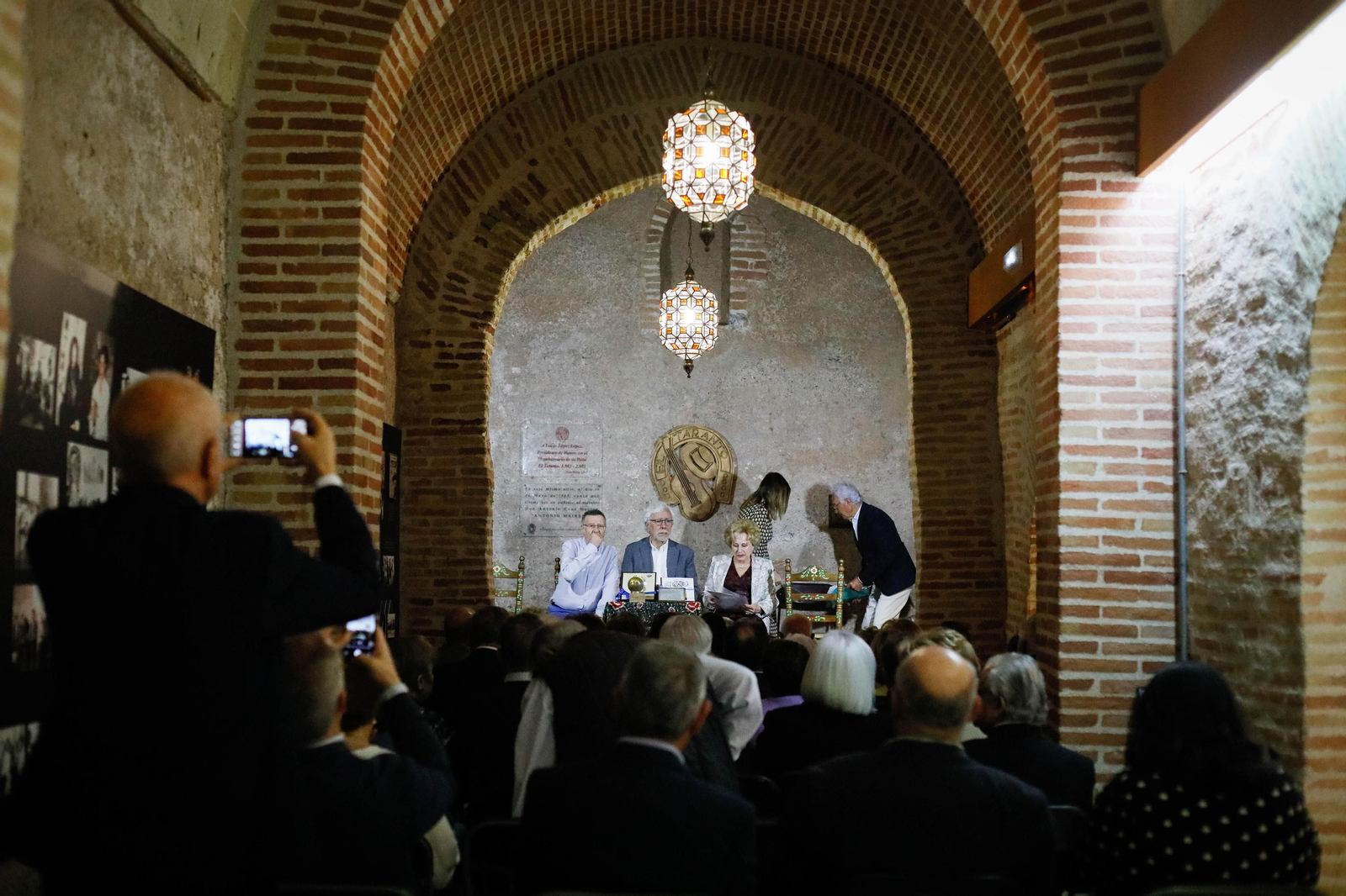 Entrega de Anagrama de Oro y Brillantes de la Ciudad de Almería a Andrés Caparrós en imágeness