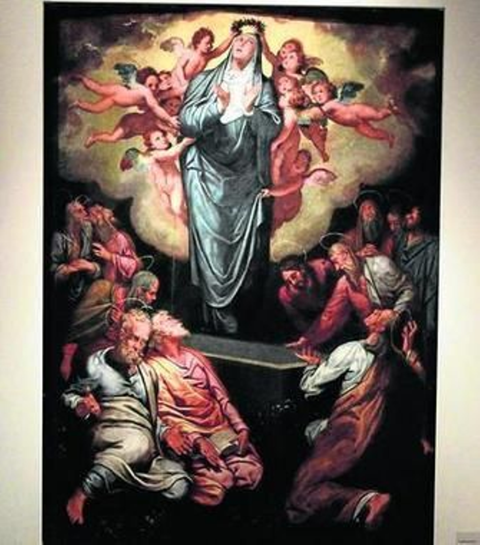 'La Asunción' es la tabla que corona el retablo.