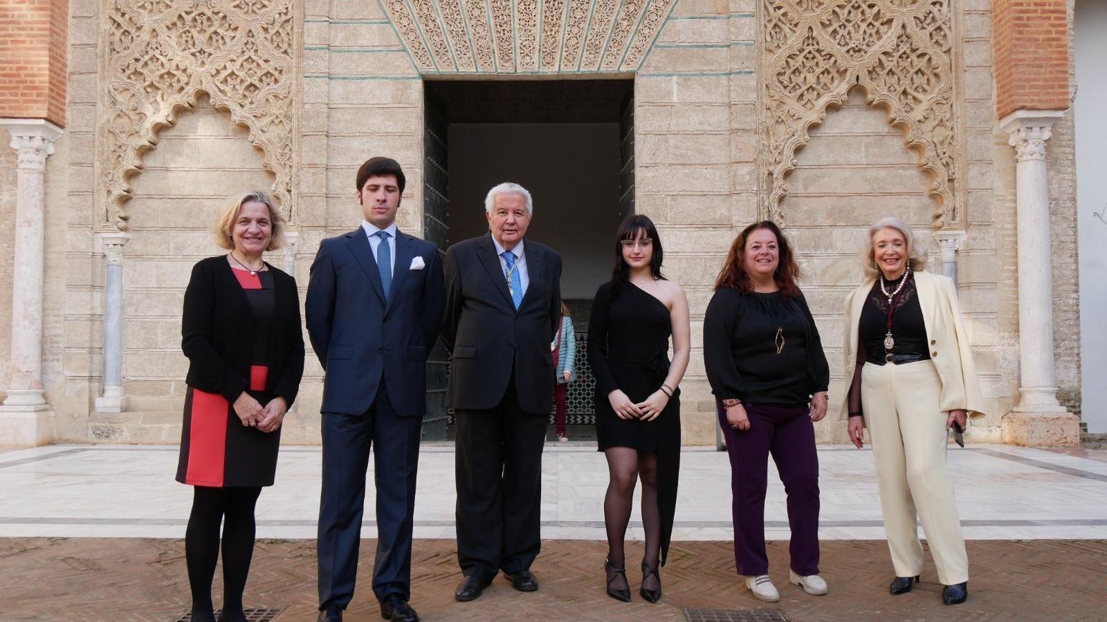 Carmen Quirós junto a los miembros del Cabildo Alfonso X el Sabio.