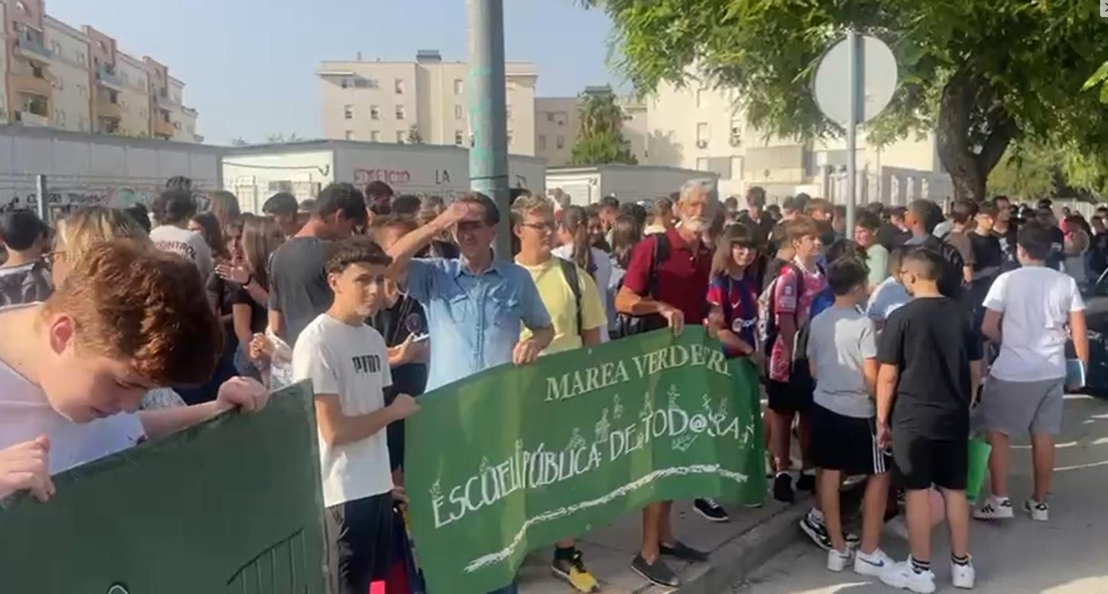 Una imagen de la concentración en el IES Lola Flores