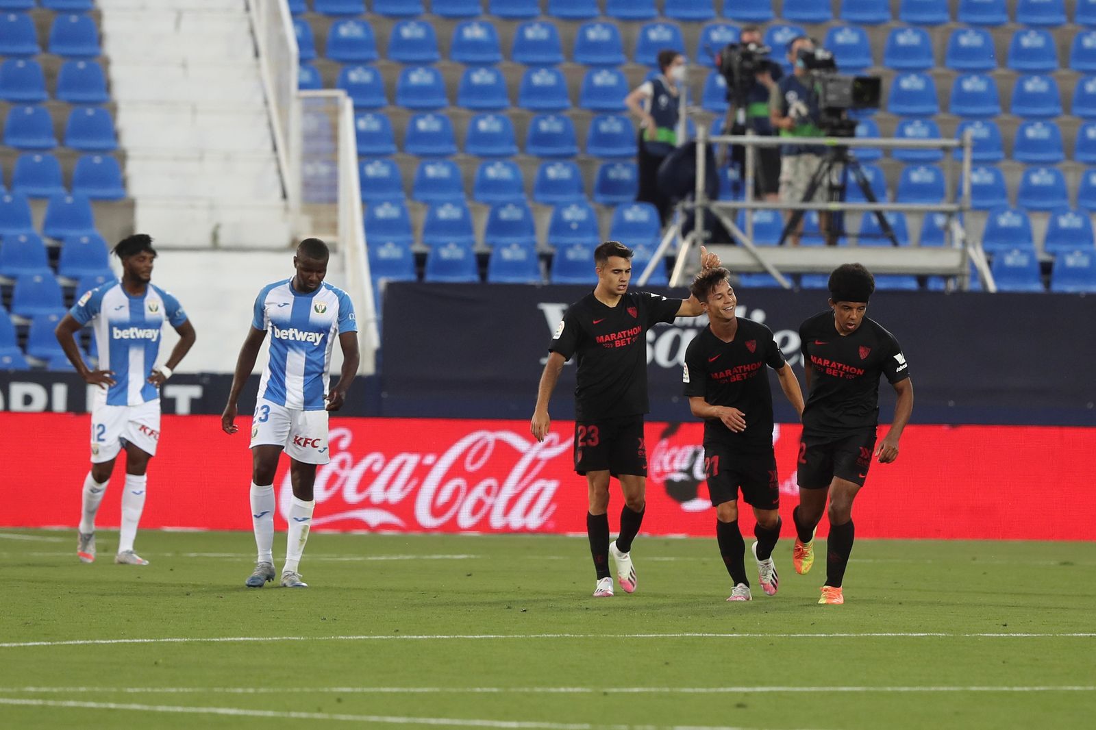 Los jugadores del Sevilla celebran uno de los goles de Óliver Torres.