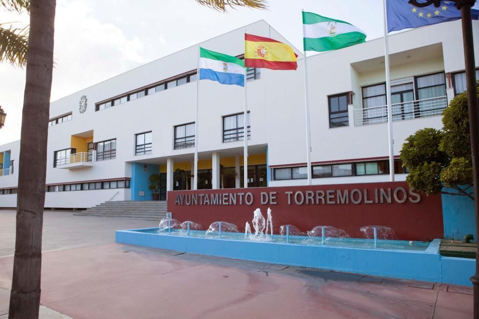 La fachada principal del Ayuntamiento de Torremolinos.