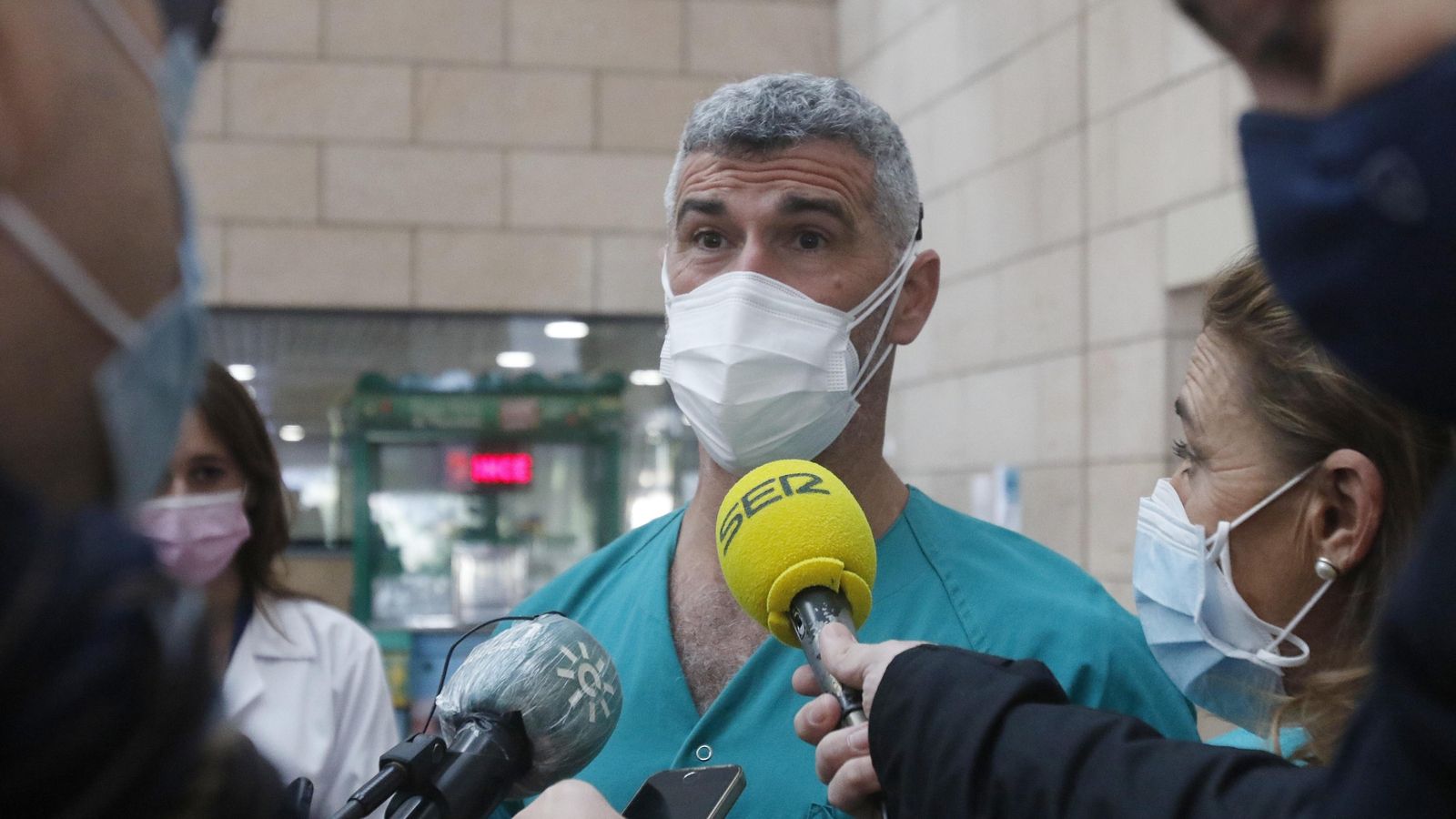 Felipe, enfermero de Urgencias en el Reina Sofía, atiende a los medios de comunicación.