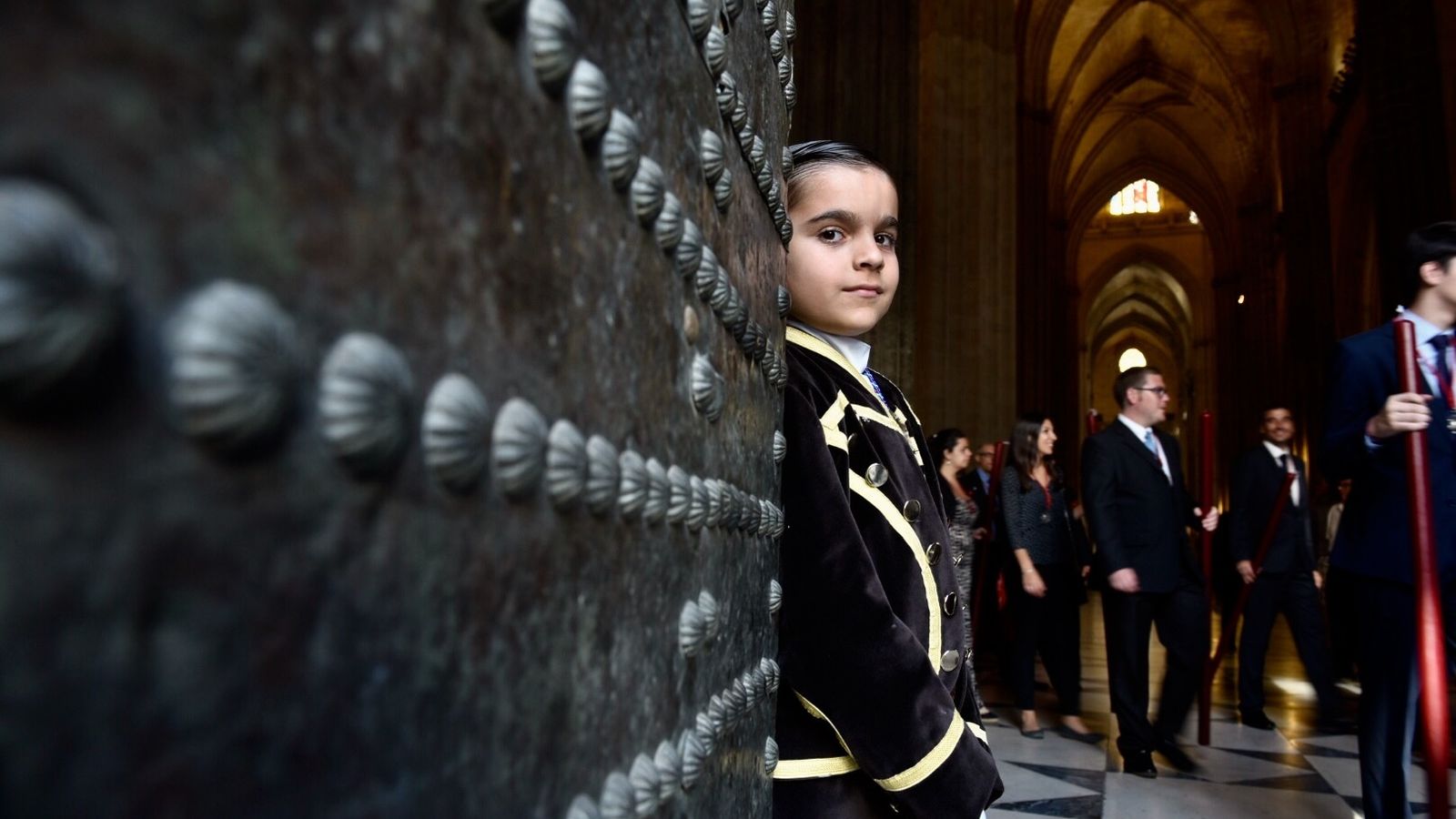 Uno de los pajes del Silencio que acompañan a la Inmaculada antes de salir de la Catedral.