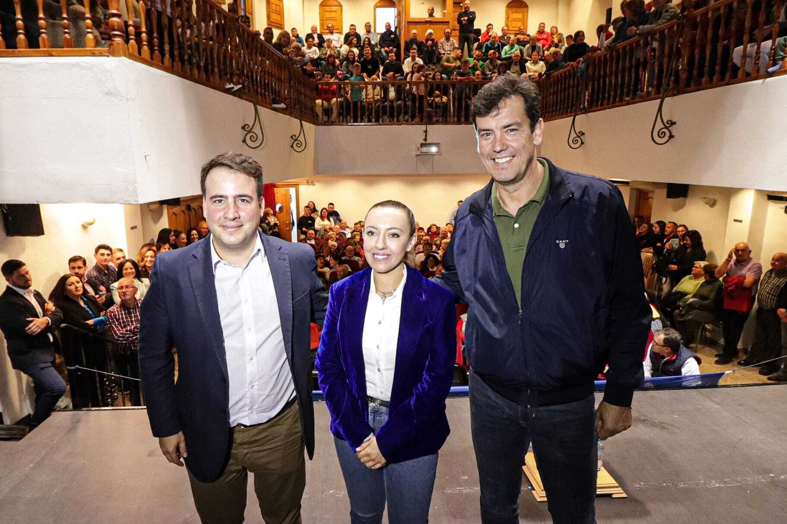 Ana López arropada por Fernando Giménez y Juan José Salvador.