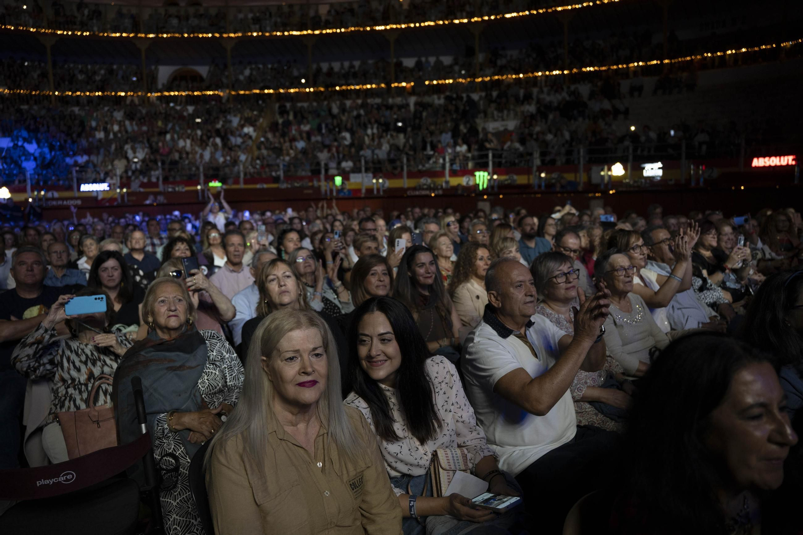 Las mejores imágenes del concierto de Raphael en la plaza de toros de Almería
