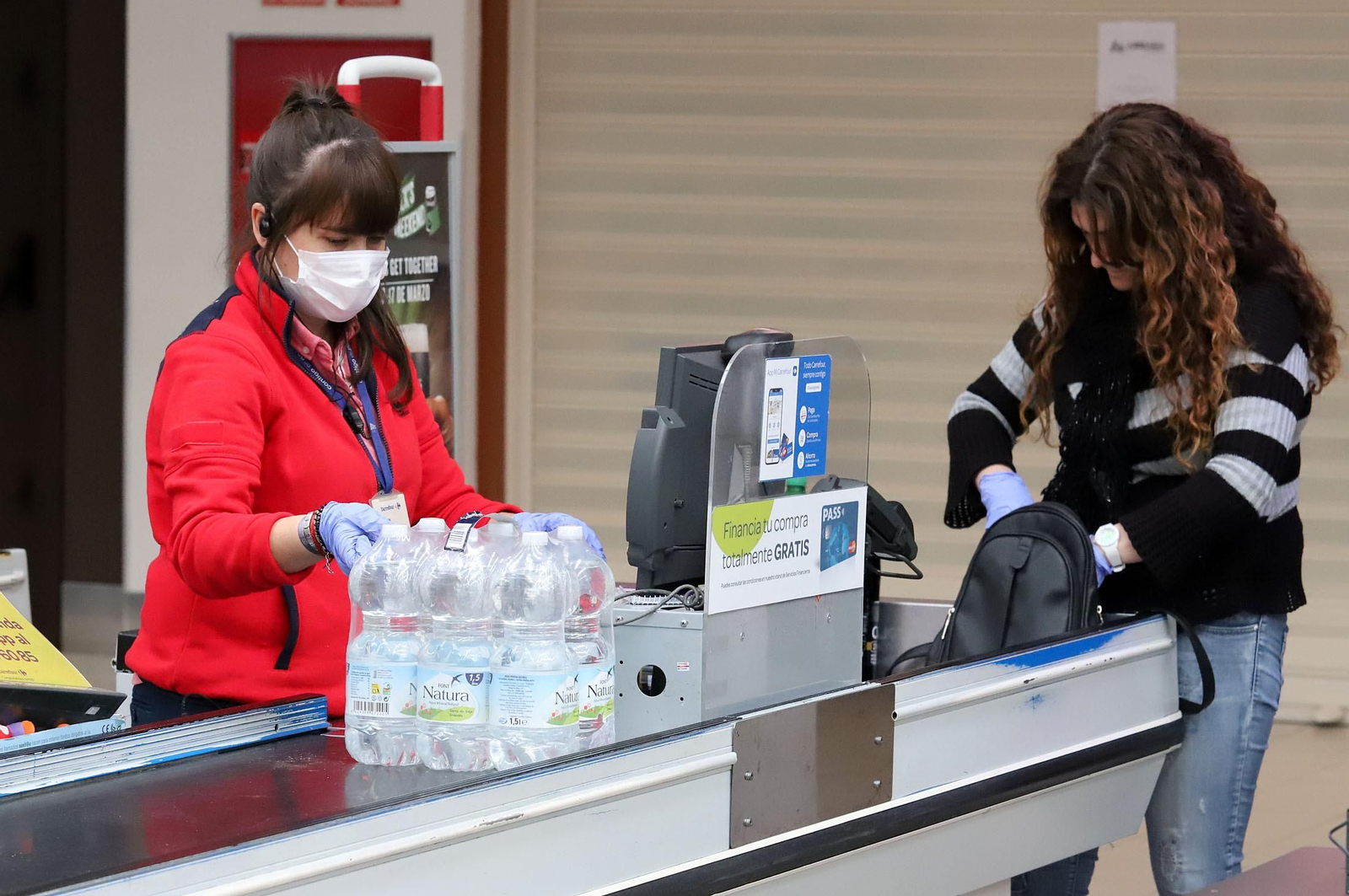 Imágenes de la situación y organización en los supermercados de Huelva
