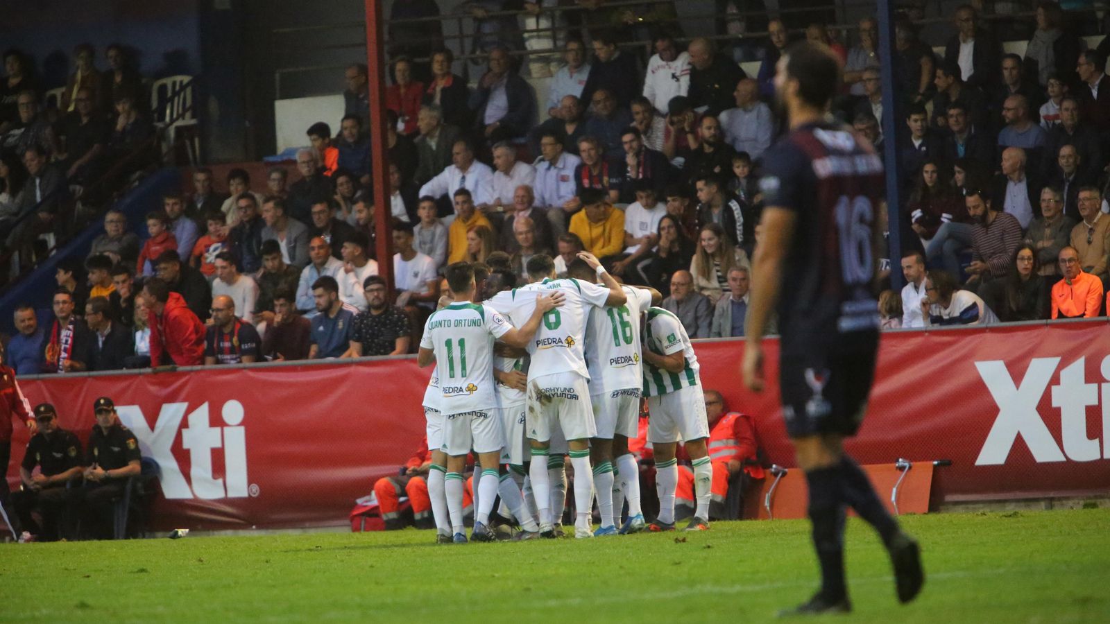 Los futbolistas del Córdoba celebran el tanto del empate final ante la frustración azulgrana.