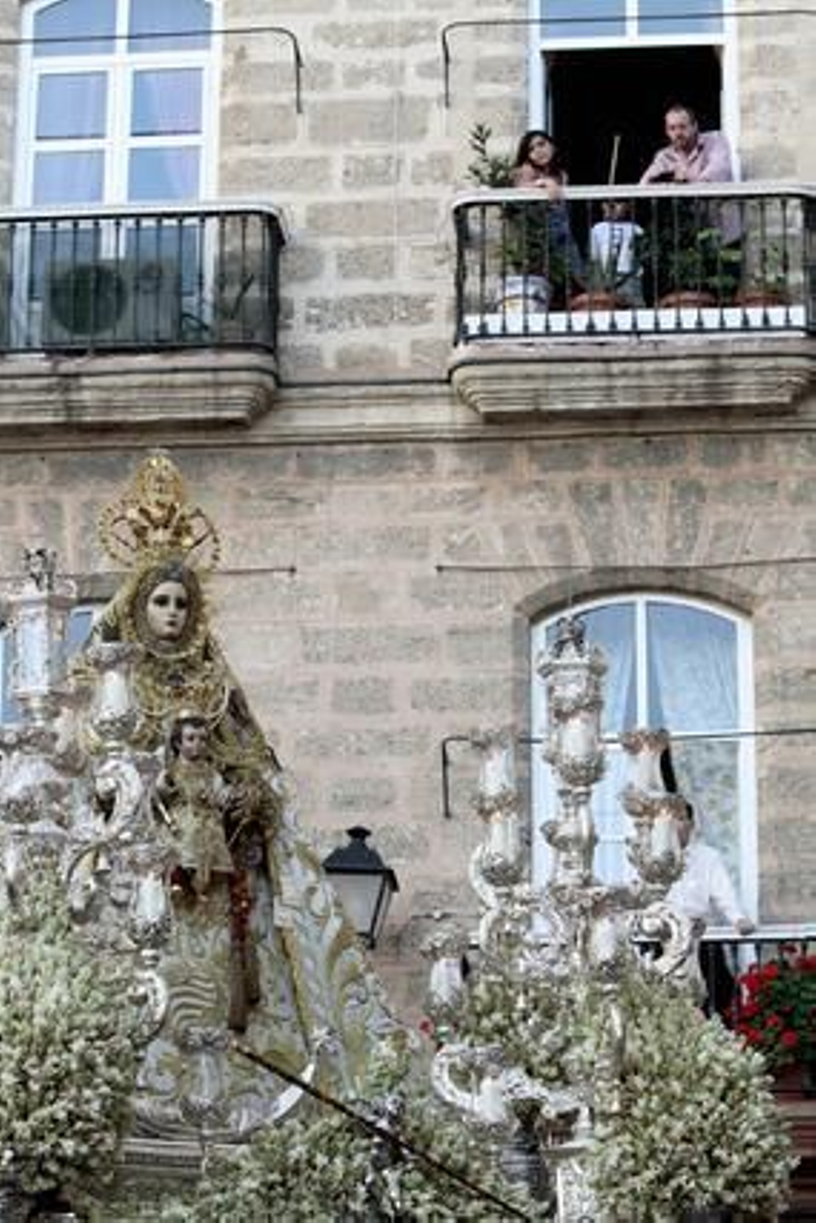 La Virgen del Rosario recorre las calles de Cádiz. 

Foto: Lourdes de Vicente