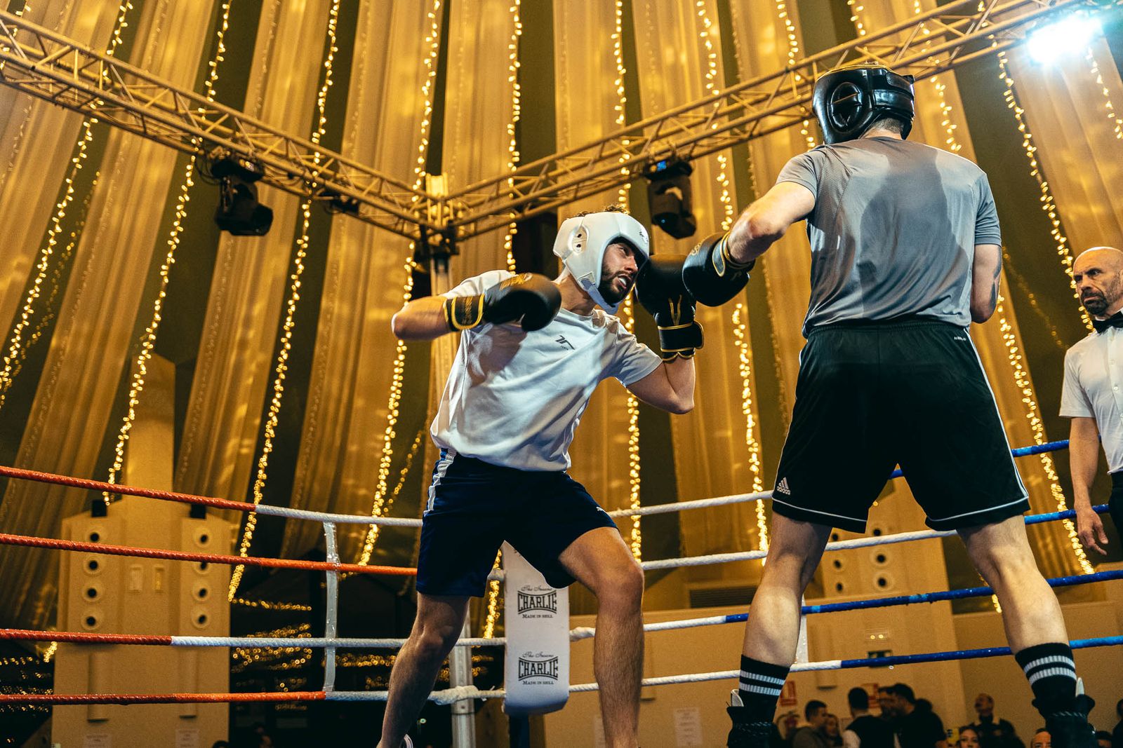 En imágenes: golpes solidarios en una impresionante White Collar Boxing