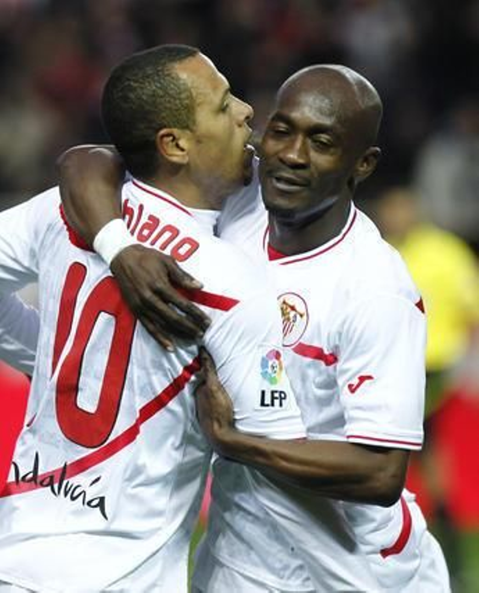 Zokora abraza a Luis Fabiano tras su segundo gol.  Foto: Antonio Pizarro