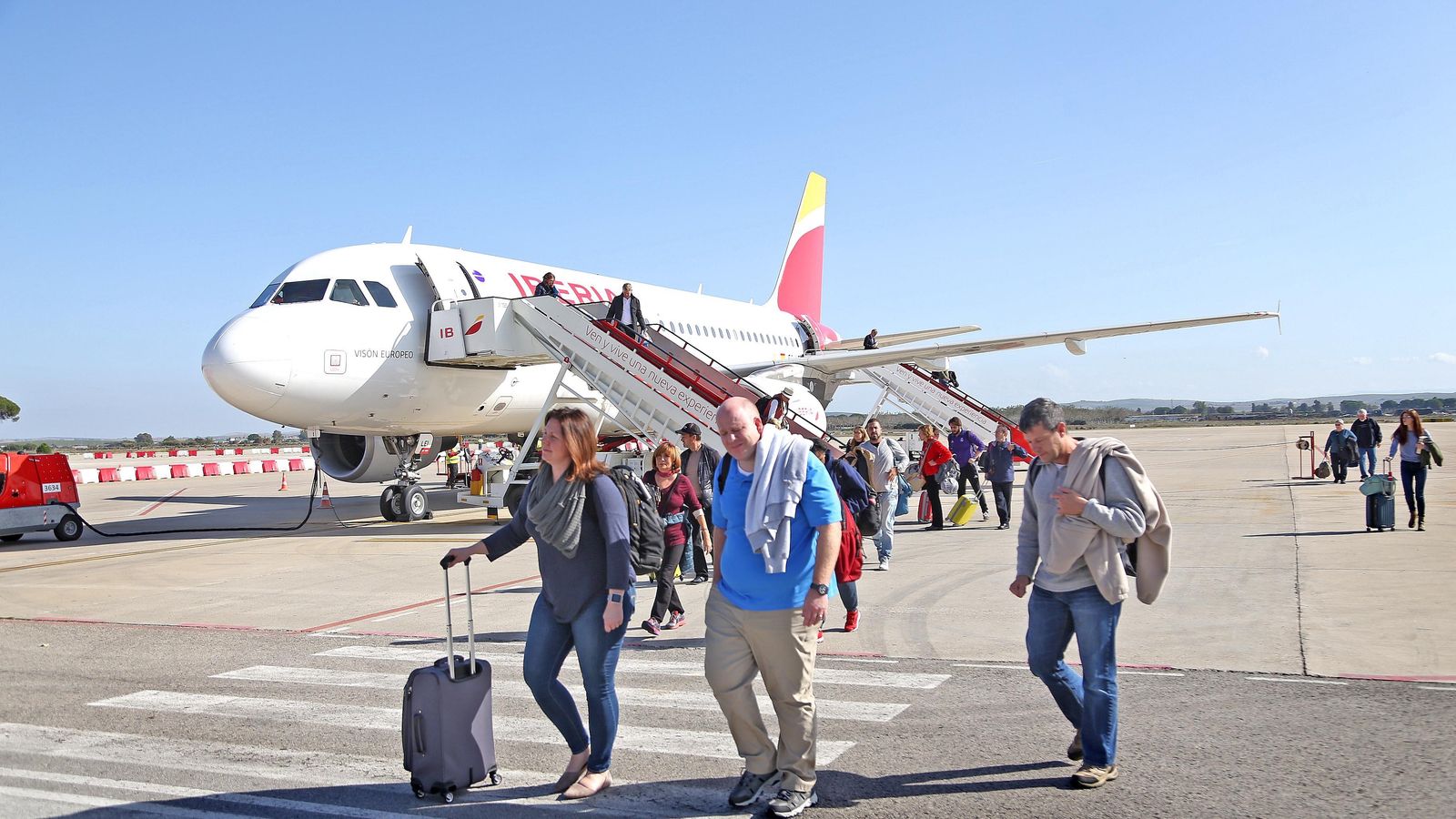 Viajeros llegando desde Madrid con Iberia.