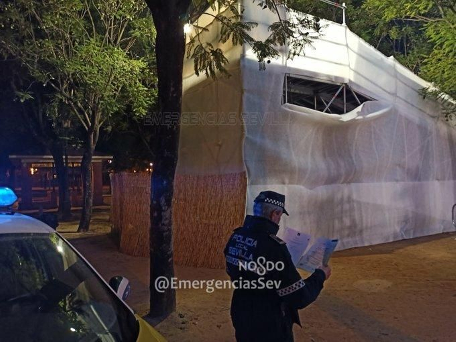 Un policía local ante la atracción navideña precintada en el Prado.