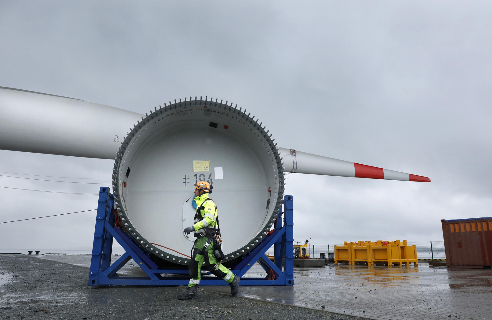 Puerto Real, presente en la estación eólico marina Wikinger
