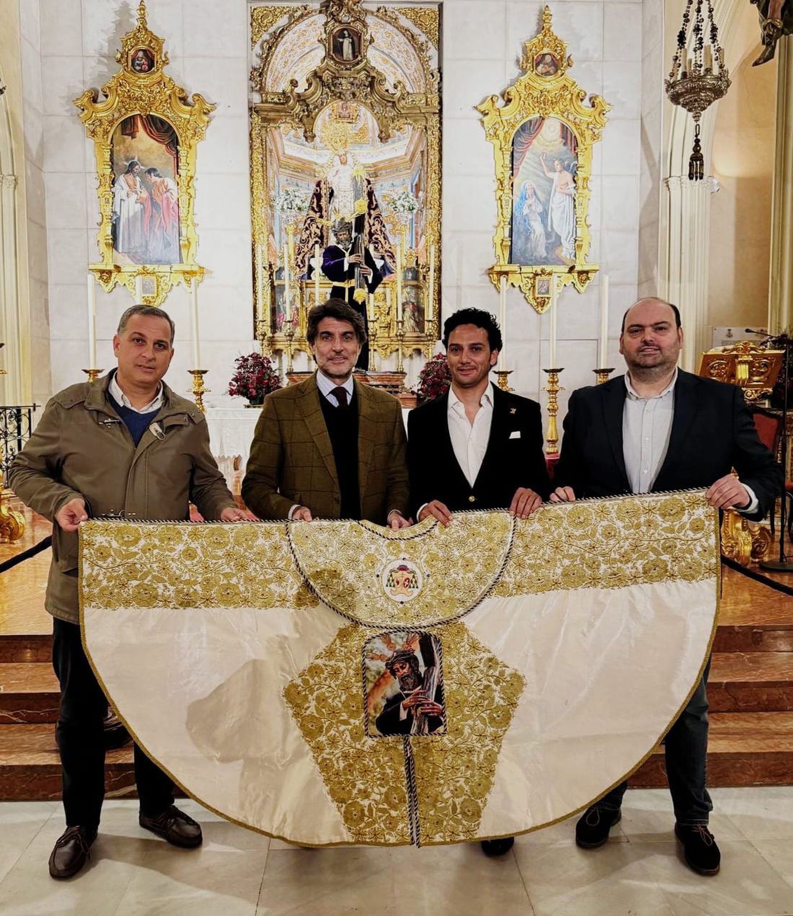 Oiva Soto, junto al hermano mayor de Los Gitanos, presentando su capote de paseo.