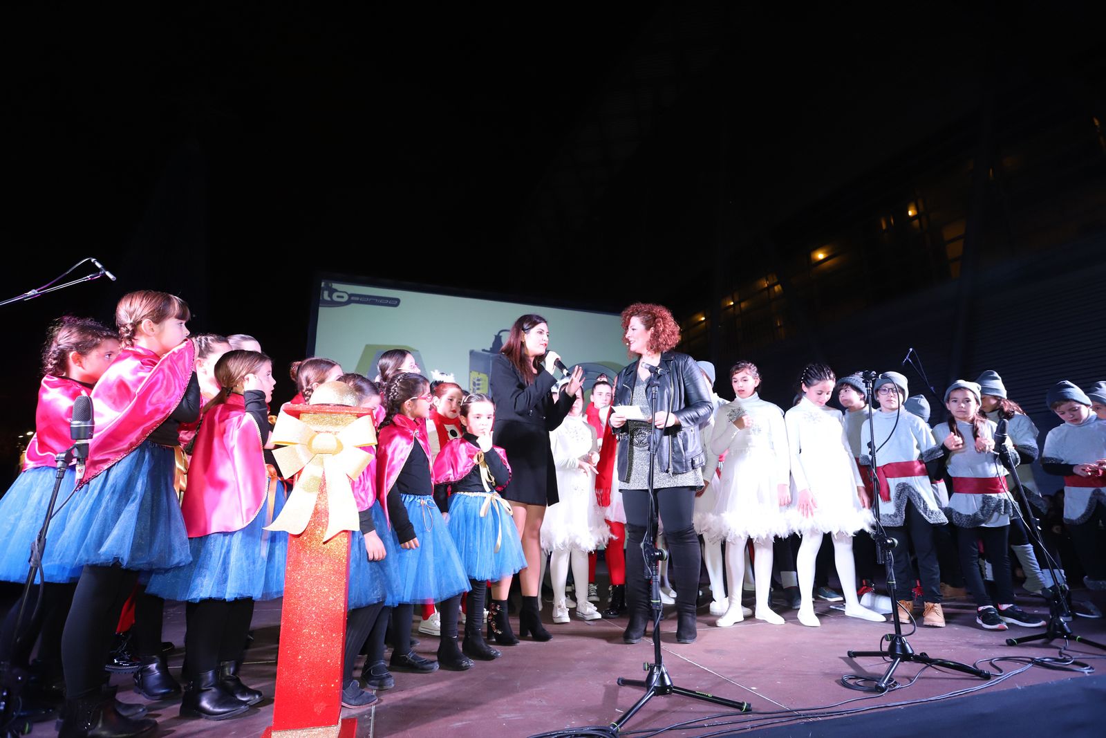 Imágenes  del alumbrado de Aqualon, que tuvo como padrino a Hugo Molina, finalista de Got Talent