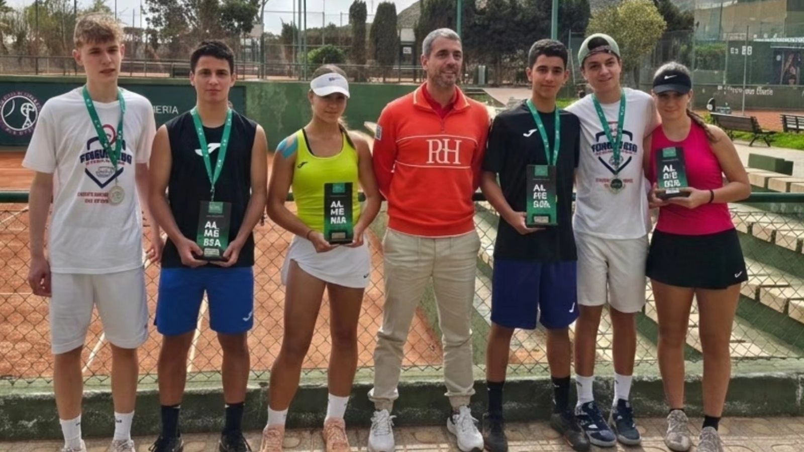 Los integrantes del Club de Tenis Almería que han conseguido impulsar el éxito del equipo almeriense en esta competición.