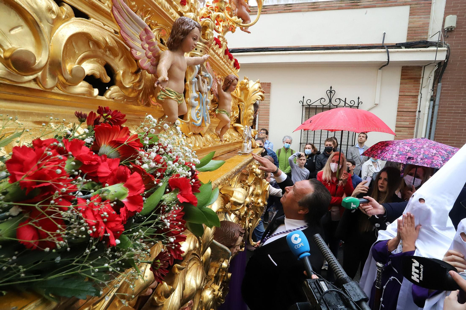 Imágenes de la procesión del Cautivo  bajo la lluvia en Huelva