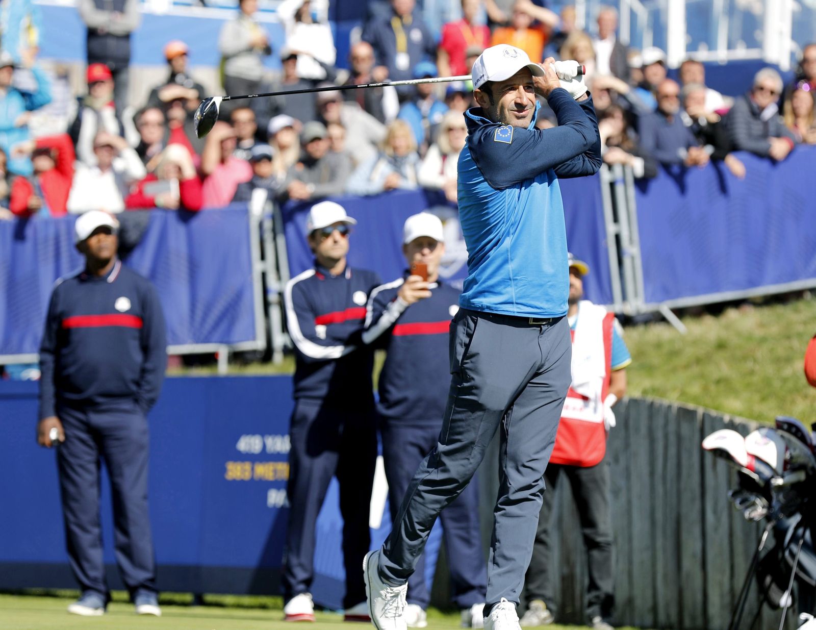 Figo, una celebridad más en París