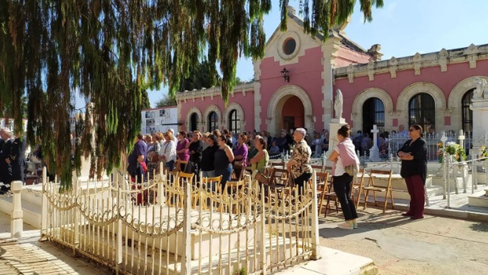 Imagen de archico del cementerio isleño durante un Día de los Difuntos.
