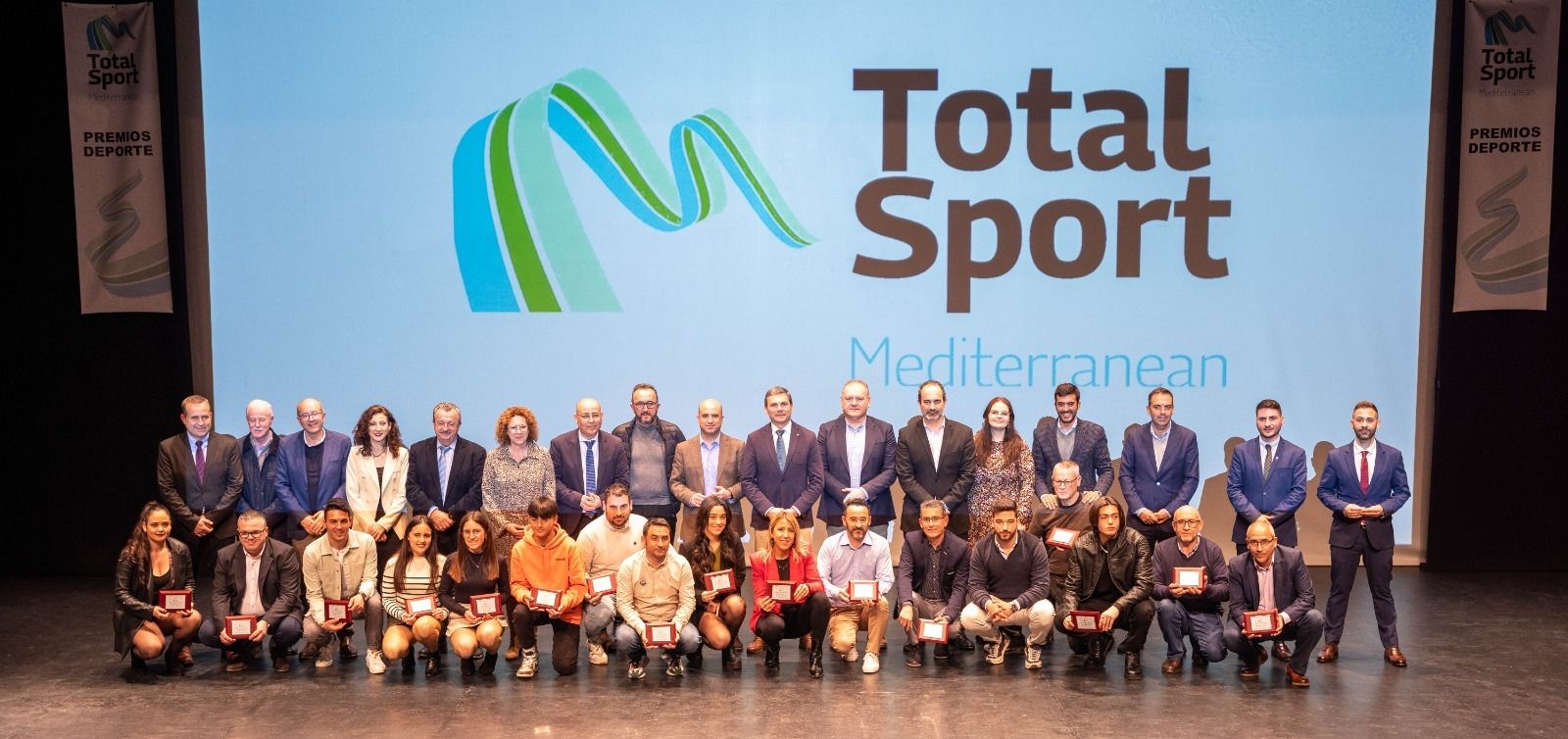 Foto de familia con los diferentes premiados y políticos