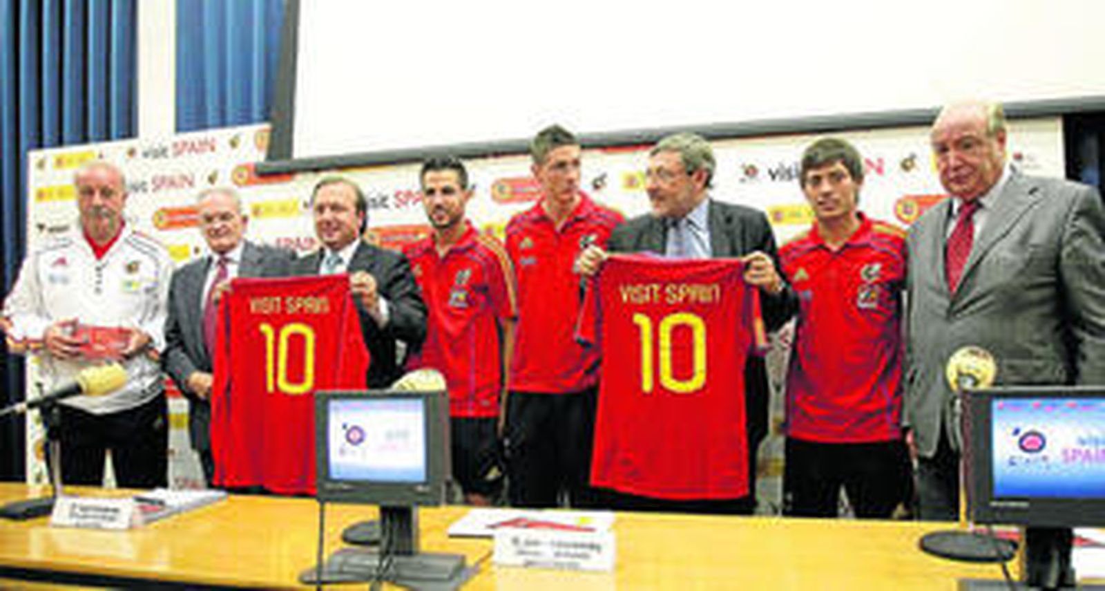Del Bosque, Carretero, Mesquida, Cesc, Torres, Lissavetzky, Silva y Samper, durante la presentación del convenio, ayer.