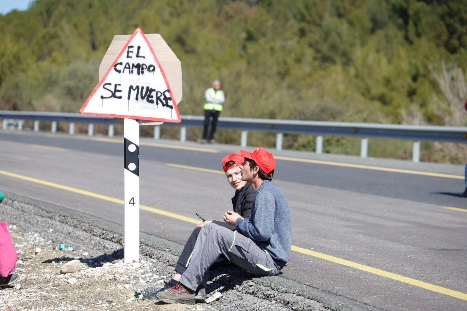 Los agricultores cortan la A-45 en Lucena, en imágenes