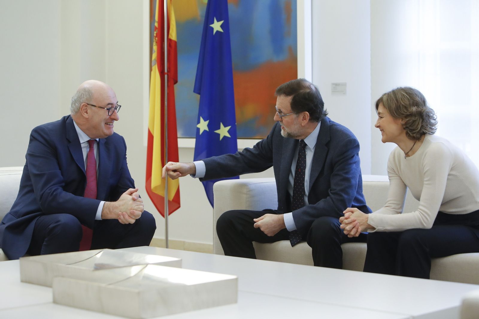 El comisario de Agricultura, Phil Hogan, el presidente español, Mariano Rajoy, y la ministra del ramo, Isabel García Tejerina.