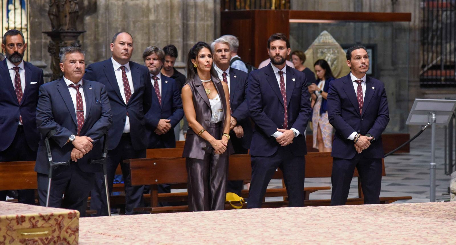 Ofrenda floral del Sevilla a la Virgen de los Reyes