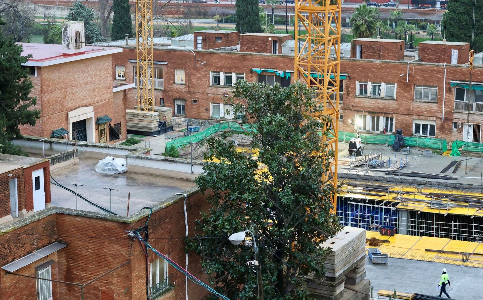 Vista aérea de los trabajos en la antigua fábrica de Altadis. A la izquierda, la capilla de las Cigarreras.