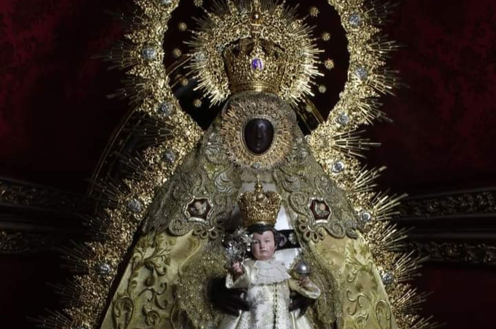 La Virgen de Regla, ataviada actualmente para la Pascua de Resurrección.