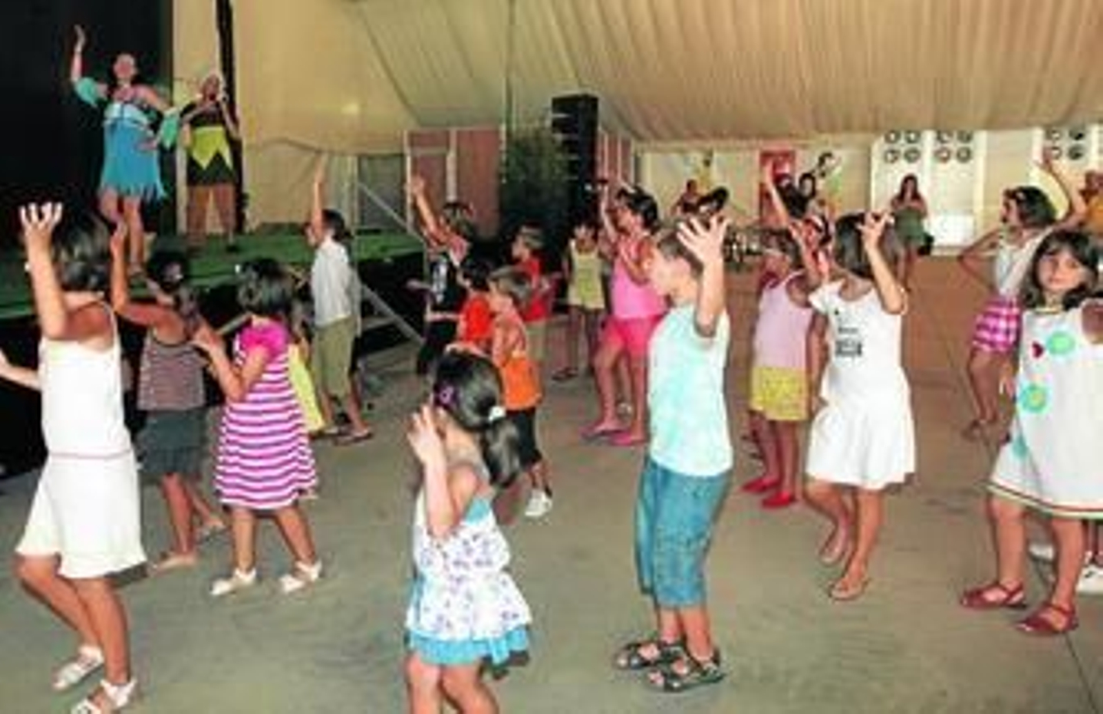 Los pequeños bailaron antes del concurso al ritmo de dos animadores.