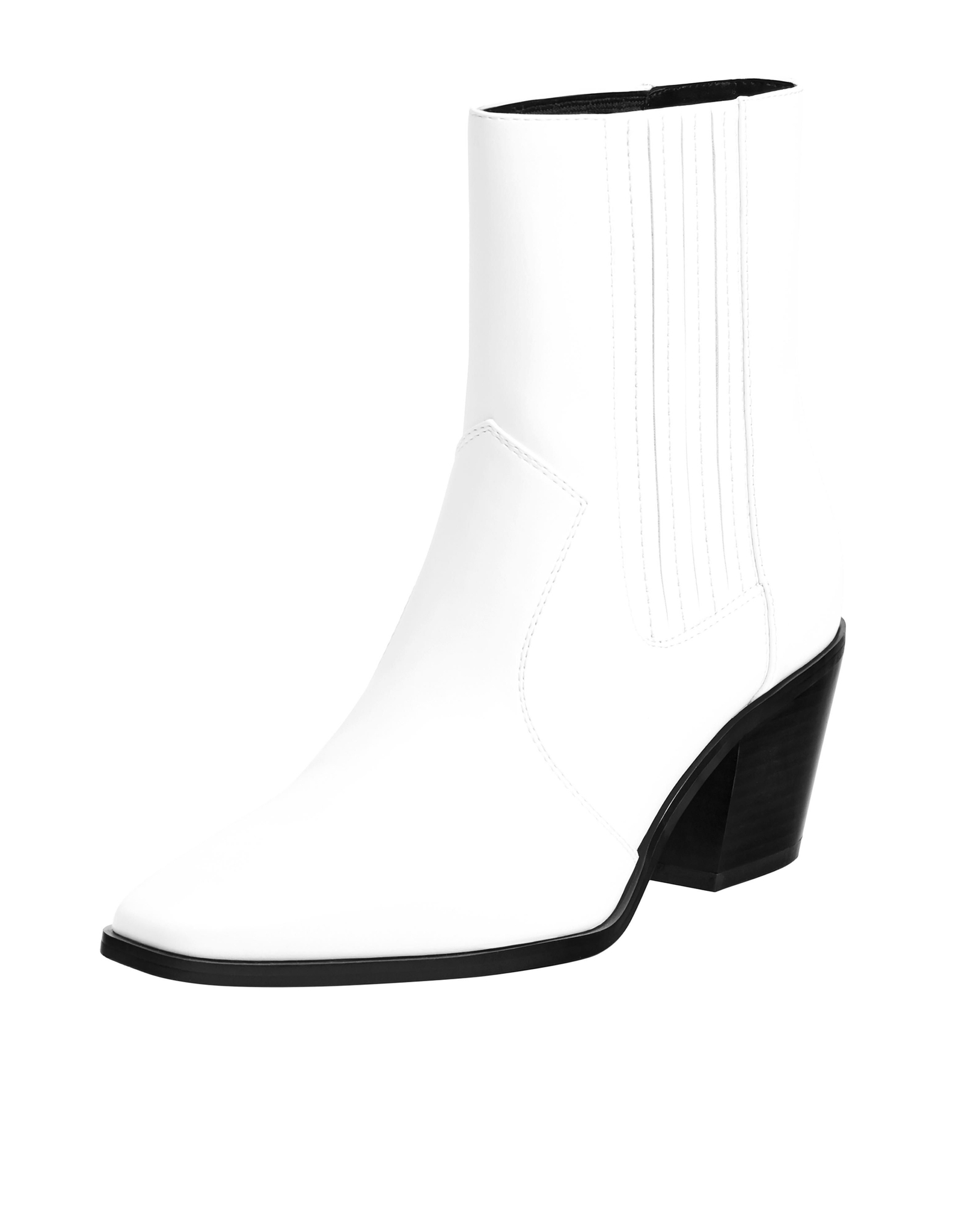 Botines al tobillo: blancos con tacón en contraste. De Bershka. Los mejores zapatos de tendencia esta temporada
