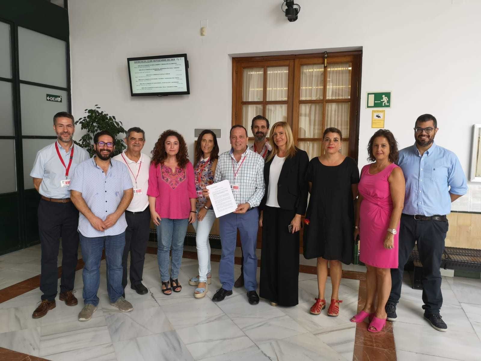 Integrantes de la plataforma presentan en el Parlamento la PNL.