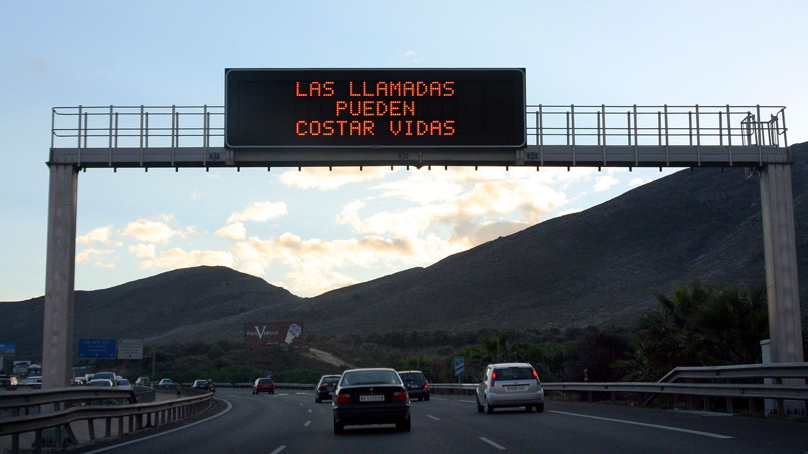 Un cartel electrónico advierte del riesgo que supone usar el móvil mientras se conduce.