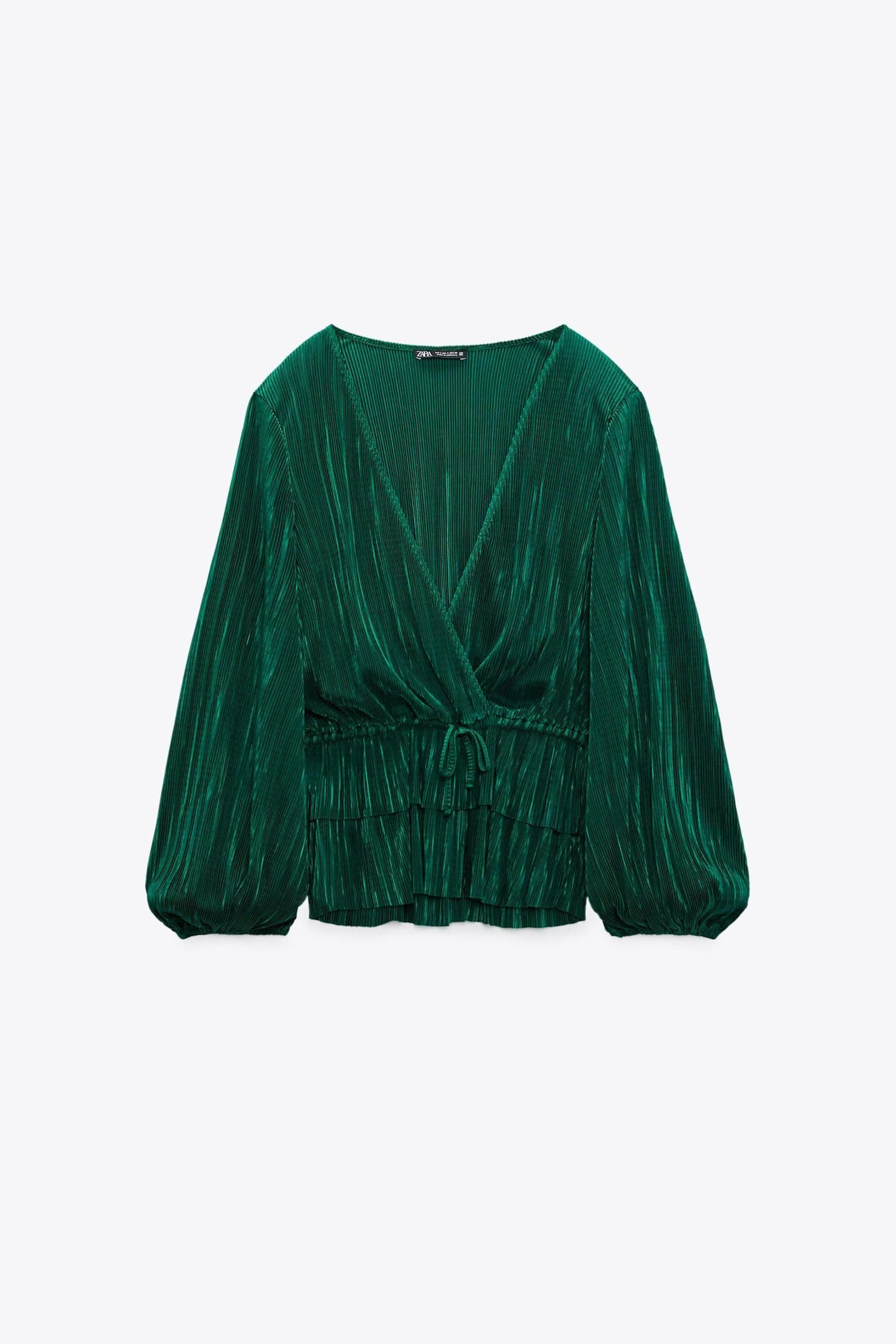 Blusa plisada de color verde de Zara.