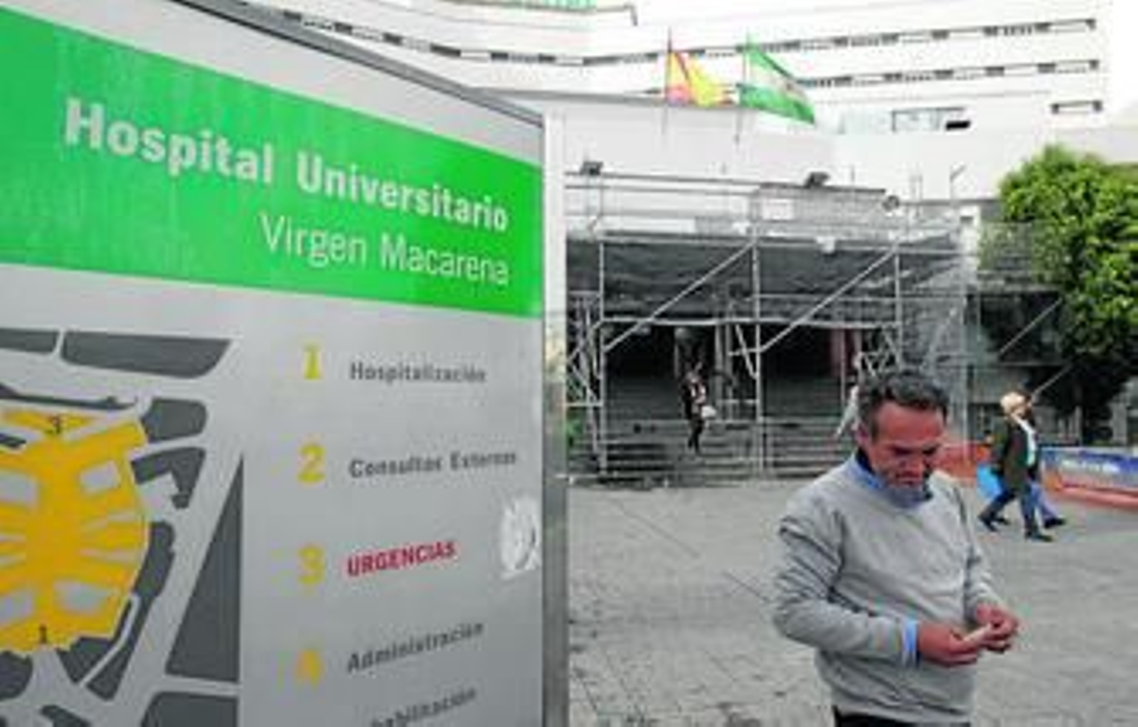 La fachada del Hospital Universitario Virgen Macarena entre andamios.