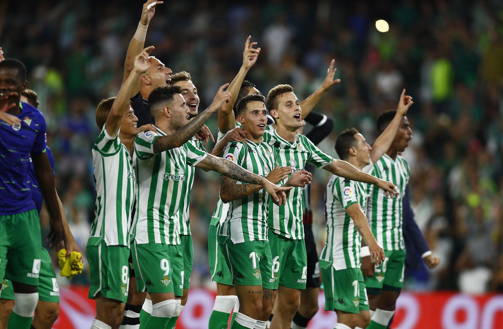 Los jugadores del Betis celebran el triunfo con la afición.