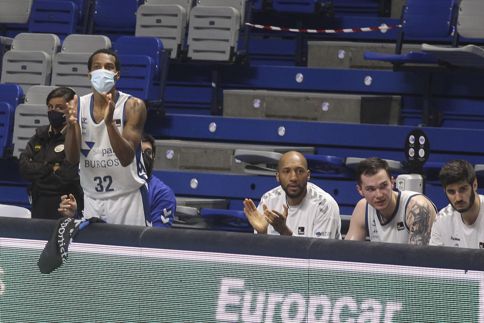 Renfroe, con mascarilla, anima a sus compañeros en el banquillo del Carpena.