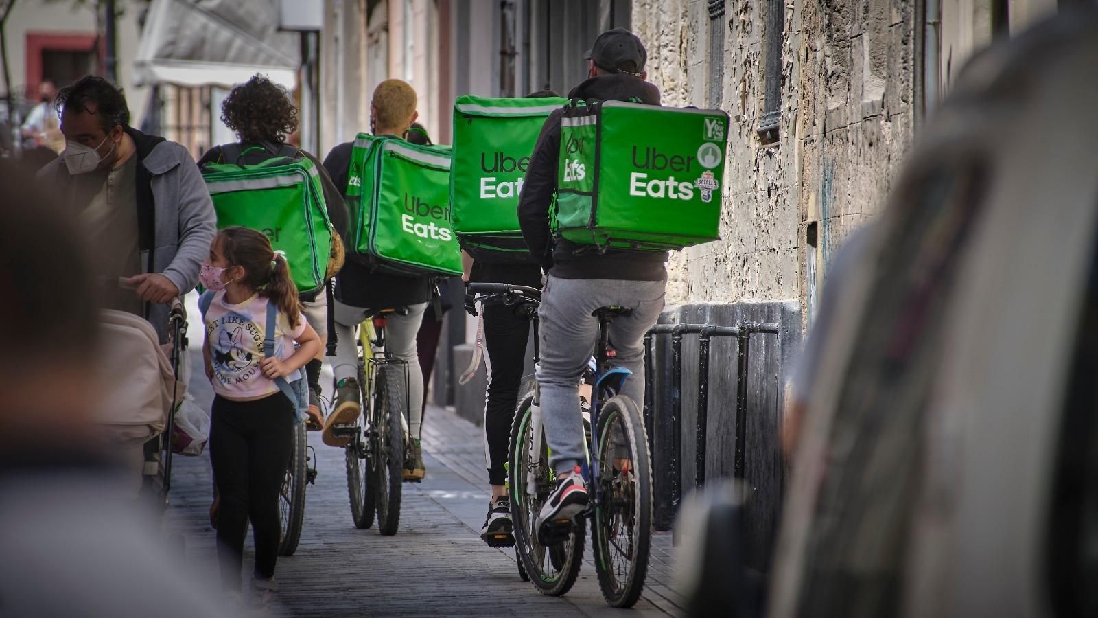Martín Vila avisa a los comerciantes que hacen delivery que pronto sólo podrán entrar en la ciudad en bici o en vehículo eléctrico