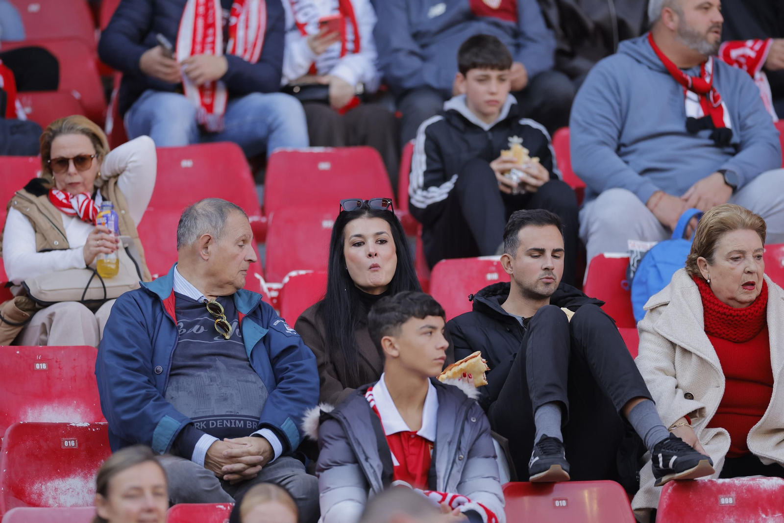 Búscate en las fotos del Sevilla - Oviedo