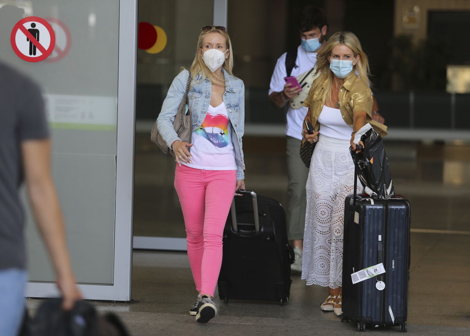 La llegada de los turistas al aeropuerto de Málaga, en fotos